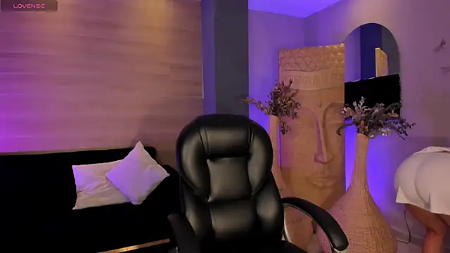 LizzHamilton   online show from 12.15.25