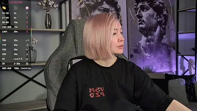 Snapshot of ReiYosimoto chatting on 11.26.25 ReiYosimoto online show from 11.26.25