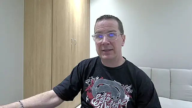 Snapshot of BrettJ81 chatting on 06.11.26 BrettJ81 online show from 06.11.26
