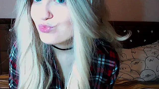 Snapshot of Sara4uu chatting on 11.30.25 Sara4uu online show from 11.30.25