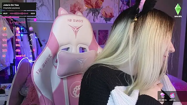 Snapshot of Evie_Ro chatting on 12.12.24 Evie Ro online show from 12.12.24