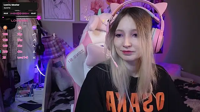 Snapshot of Evie_Ro chatting on 02.04.25 Evie Ro online show from 02.04.25