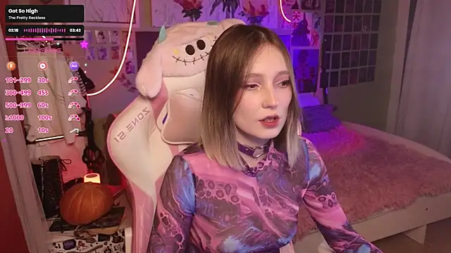 Snapshot of Evie_Ro chatting on 10.24.25 Evie Ro online show from 10.24.25