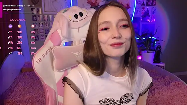 Snapshot of Evie_Ro chatting on 05.11.26 Evie Ro online show from 05.11.26