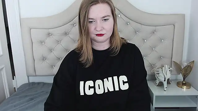 Snapshot of LaraDream chatting on 01.14.25 LaraDream online show from 01.14.25