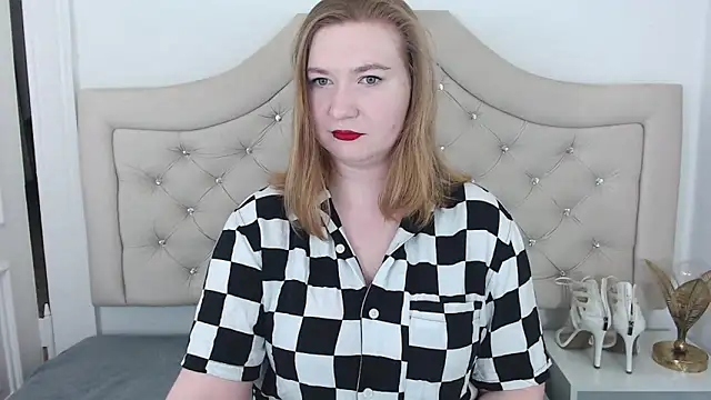 Snapshot of LaraDream chatting on 01.24.25 LaraDream online show from 01.24.25