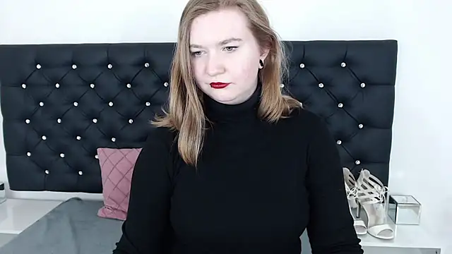 Snapshot of LaraDream chatting on 02.13.25 LaraDream online show from 02.13.25