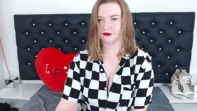 Snapshot of LaraDream chatting on 02.14.25 LaraDream online show from 02.14.25