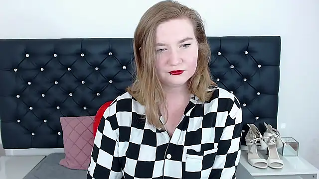 Snapshot of LaraDream chatting on 02.17.25 LaraDream online show from 02.17.25