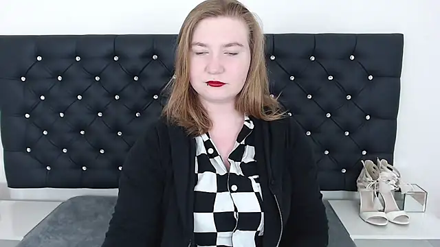 Snapshot of LaraDream chatting on 02.19.25 LaraDream online show from 02.19.25