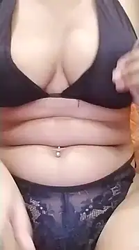 Snapshot of Suziyaka chatting on 12.03.24 Suziyaka online show from 12.03.24