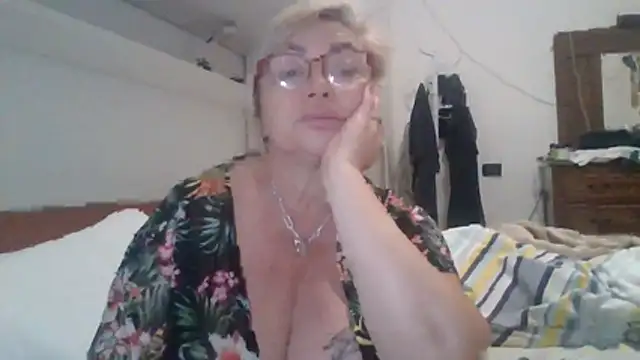 Snapshot of LindaL chatting on 11.19.25 LindaL online show from 11.19.25